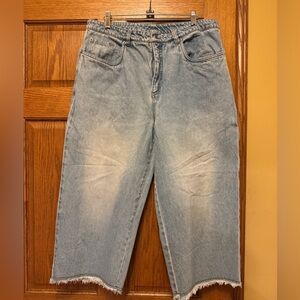 Women’s Chico’s Distressed Lt Denim Capris 3 (XL/16) Frayed cuff classic 5pkt